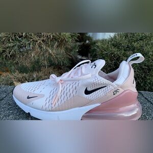 Nike Air Max 270 pink
Women's Shoe Size 9 Preowned / lightly worn